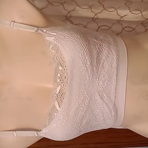 Coobie Lace Cover Vtalette. Full Size. White.One spot inside. Pads have been rem
